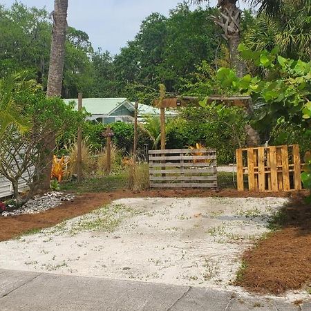 1 Beige Cozy Bungalow Or 1 White Cozy Efficiency Cottage In Titusville Bagian luar foto