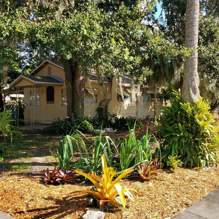 1 Beige Cozy Bungalow Or 1 White Cozy Efficiency Cottage In Titusville Bagian luar foto