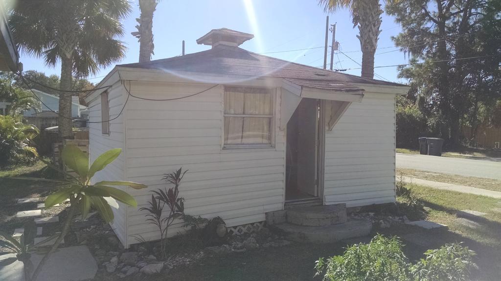 1 Beige Cozy Bungalow Or 1 White Cozy Efficiency Cottage In Titusville Bagian luar foto