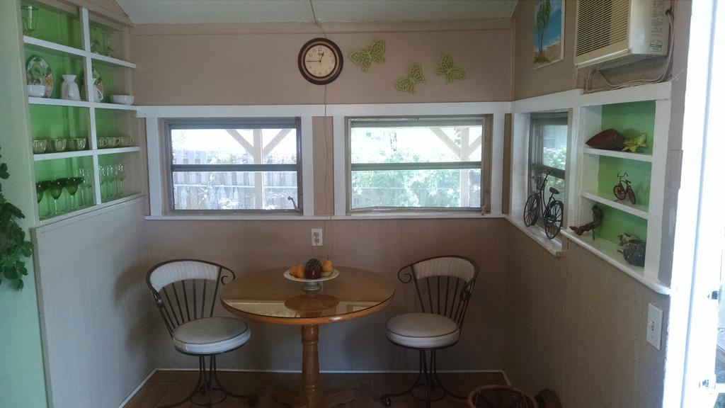 1 Beige Cozy Bungalow Or 1 White Cozy Efficiency Cottage In Titusville Bagian luar foto