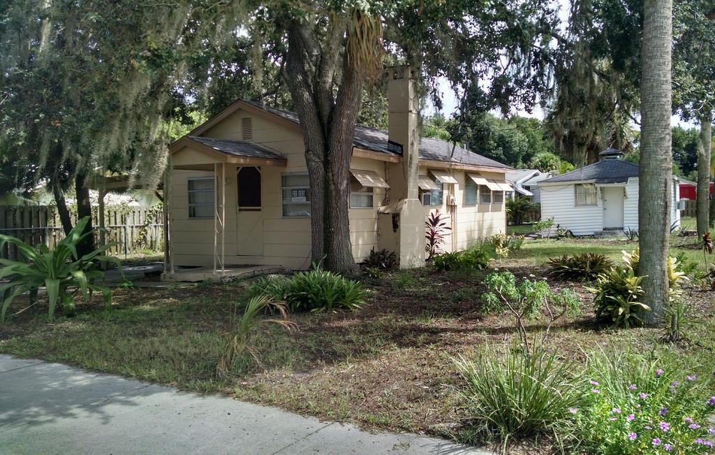 1 Beige Cozy Bungalow Or 1 White Cozy Efficiency Cottage In Titusville Bagian luar foto