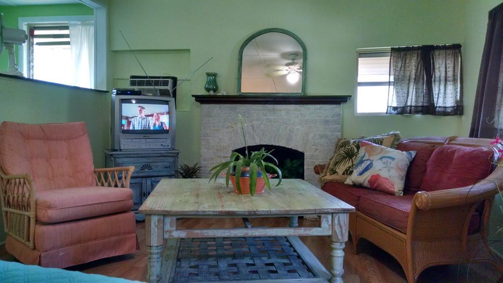 1 Beige Cozy Bungalow Or 1 White Cozy Efficiency Cottage In Titusville Bagian luar foto