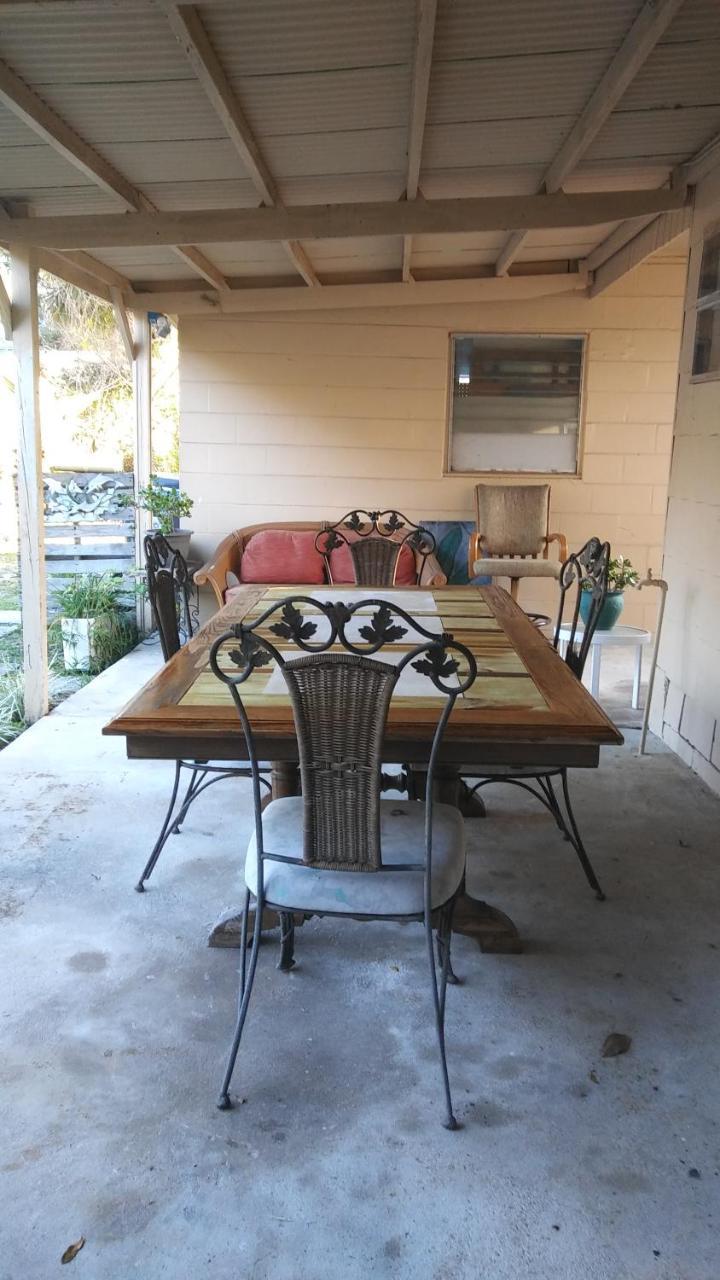 1 Beige Cozy Bungalow Or 1 White Cozy Efficiency Cottage In Titusville Bagian luar foto